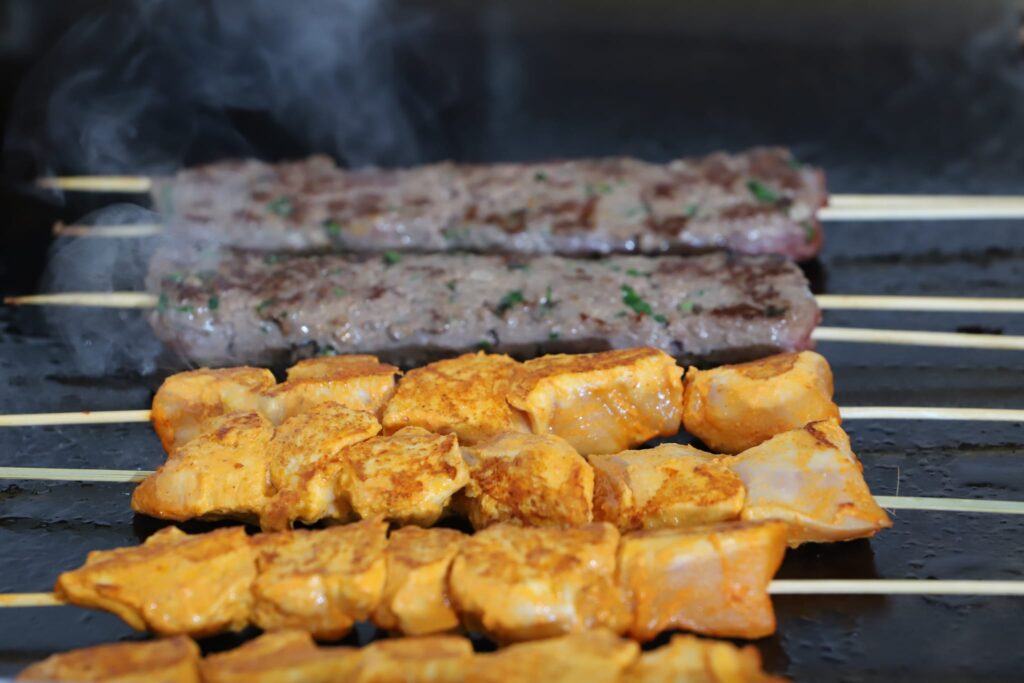 Photo de brochettes Kafta et Taouk sur le grill du restaurant Tarbouch