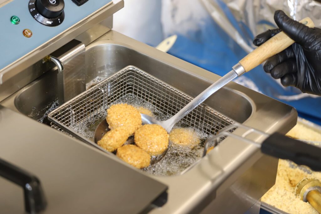 photo du Chef préparant des Falafels à la fritteuse