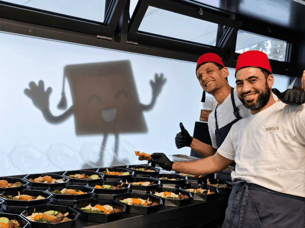 photo de l'équipe Tarbouch préparant un plat dans la cuisine
